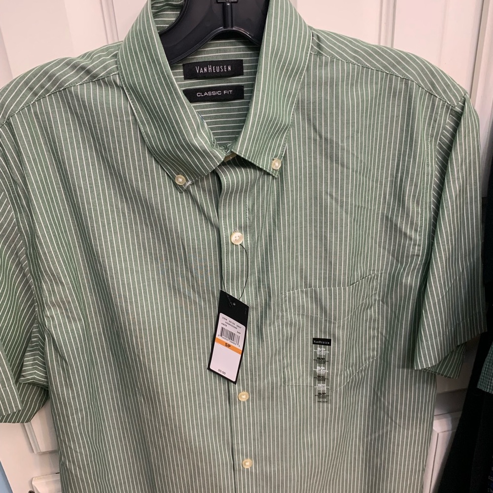 Men’s VanHeusen short sleeved button down shirt